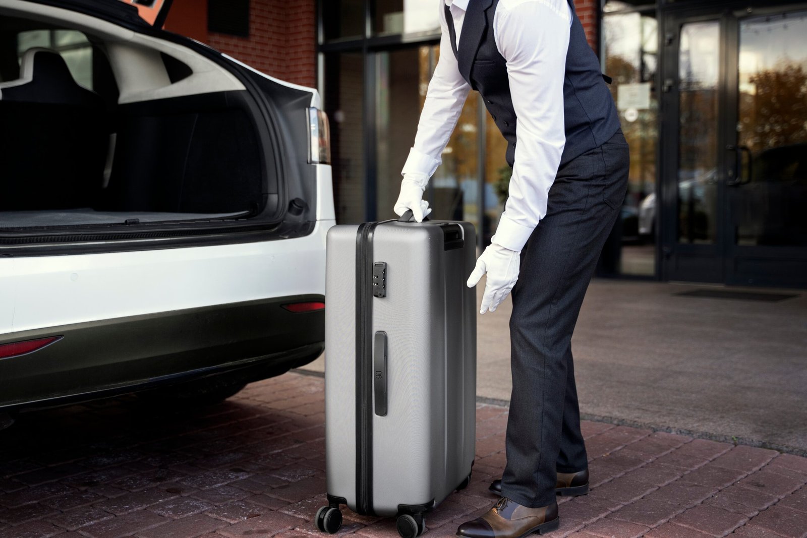 side-view-valet-holding-baggage (1)